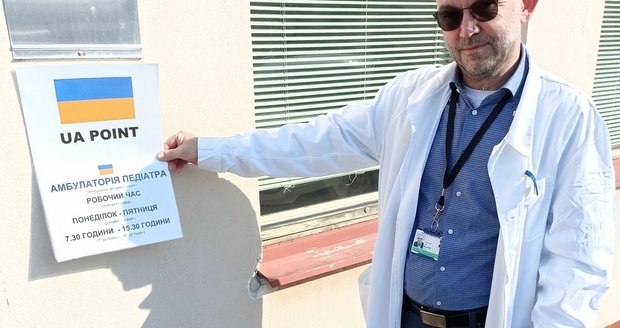 Náměstek ředitele FN Brno Jan Blatný u ambulance, která bude od pondělí v Dětské nemocnici k dispozici pro děti z Ukrajiny.