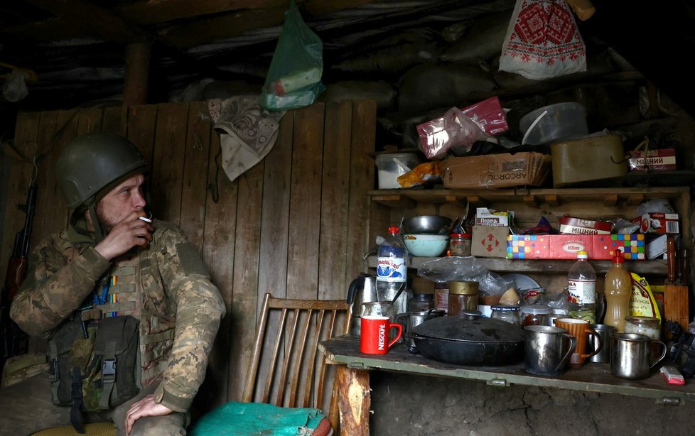 Ukrajinští vojáci v zákopech na frontové linii v Doněcké oblasti (4.4.2023)