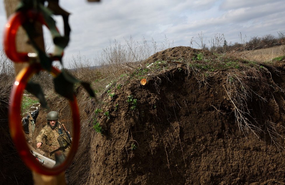 Ukrajinští vojáci v zákopech na frontové linii v Doněcké oblasti (4.4.2023)