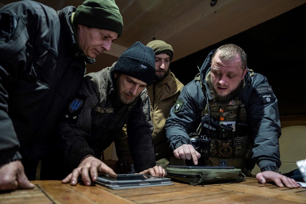 Válka na Ukrajině: Ukrajinští vojáci během zaměřování ruských pozic (13.2.2023)