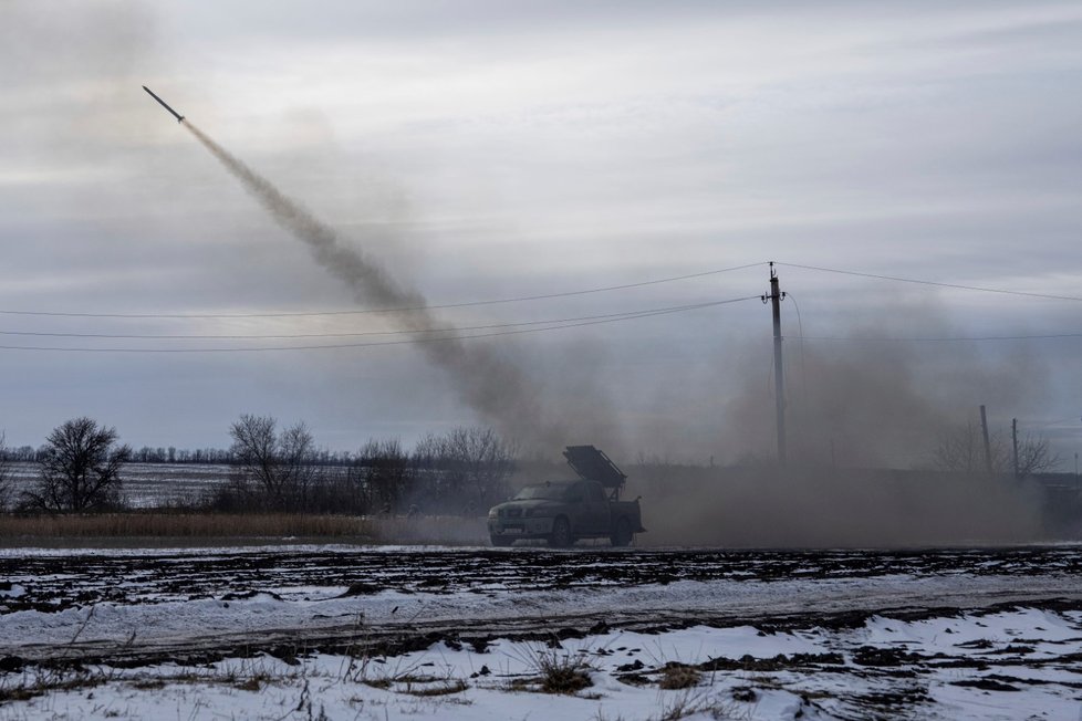 Válka na Ukrajině: Ukrajinští vojáci během zaměřování ruských pozic