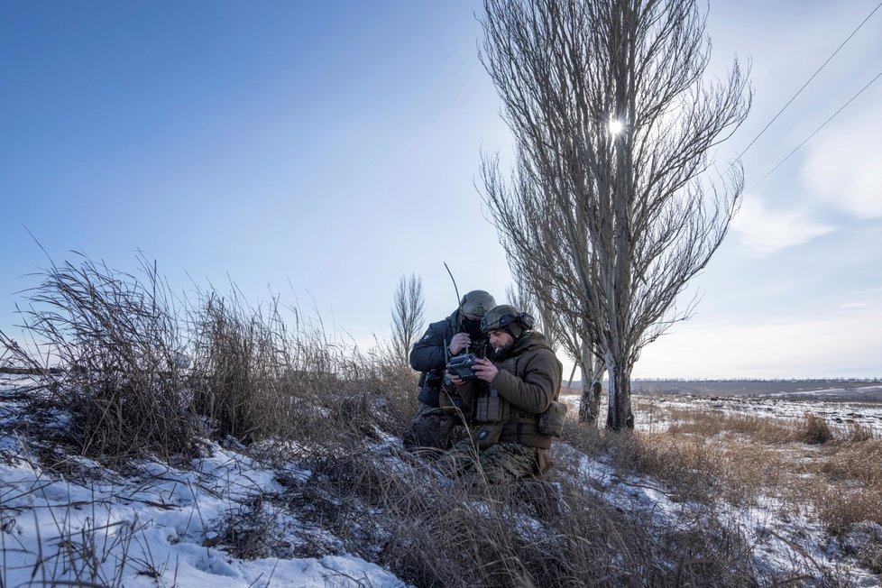 Válka na Ukrajině: Ukrajinští vojáci během zaměřování ruských pozic