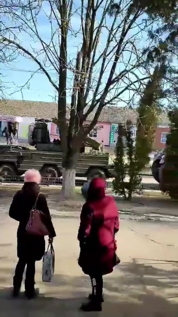 Ukrajinští farmáři ukradli ruskou bojovou techniku za pomocí traktorů.