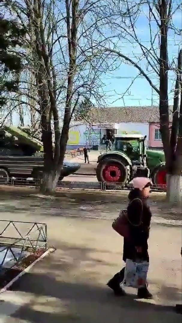 Ukrajinští farmáři ukradli ruskou bojovou techniku za pomocí traktorů.