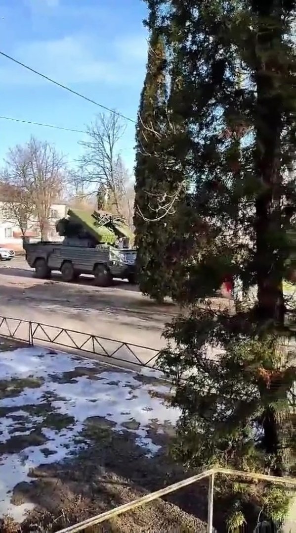 Ukrajinští farmáři ukradli ruskou bojovou techniku za pomocí traktorů.