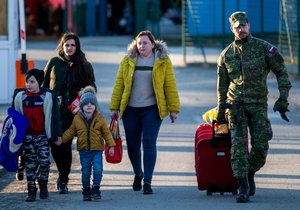 Válka na Ukrajině: Na hranicích Slovenska s Ukrajinou jsou tisíce uprchlíků (28.2.2022).