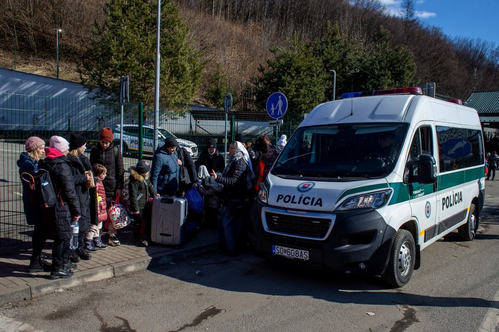 Válka na Ukrajině: Na hranicích Slovenska s Ukrajinou je tisíce uprchlíků (28.2.2022)