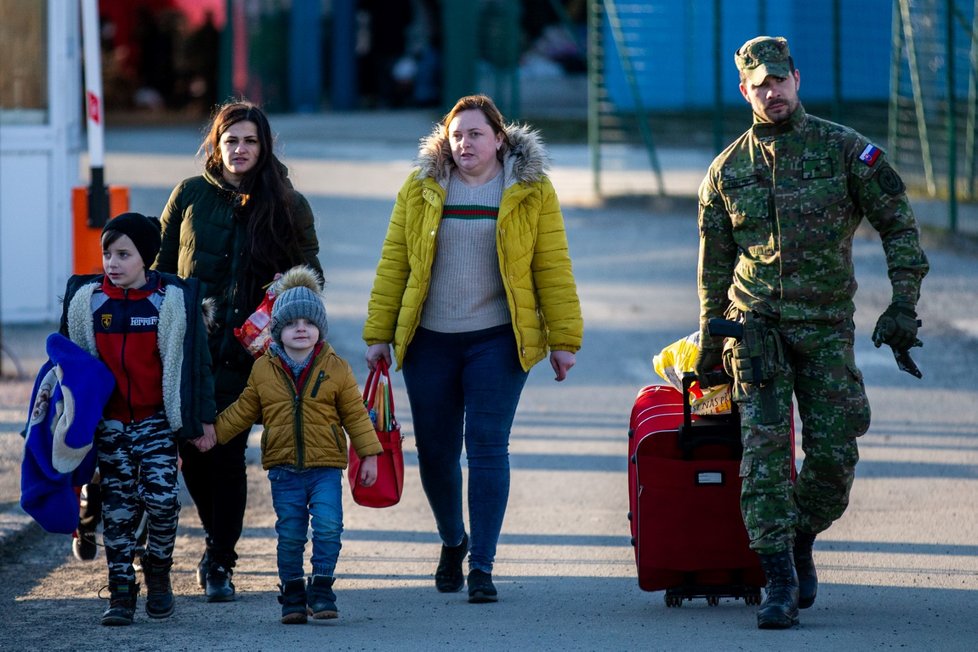 Válka na Ukrajině: Na hranicích Slovenska s Ukrajinou je tisíce uprchlíků (28.2.2022)