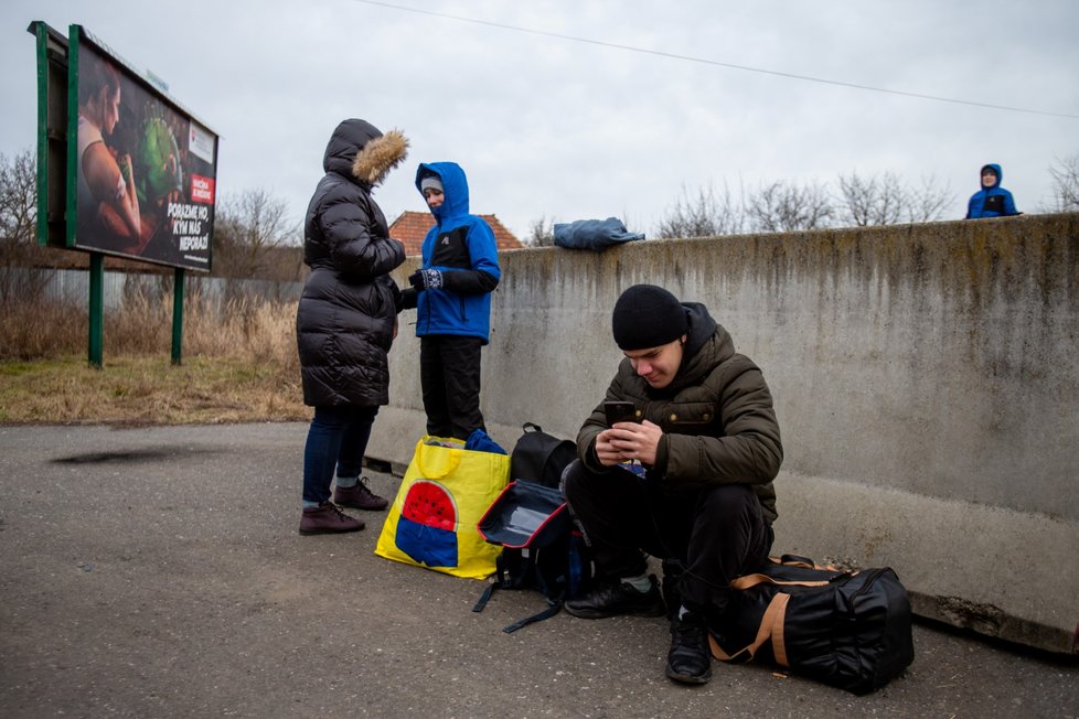 Válka na Ukrajině: Na hranicích Slovenska s Ukrajinou je tisíce uprchlíků (28.2.2022)