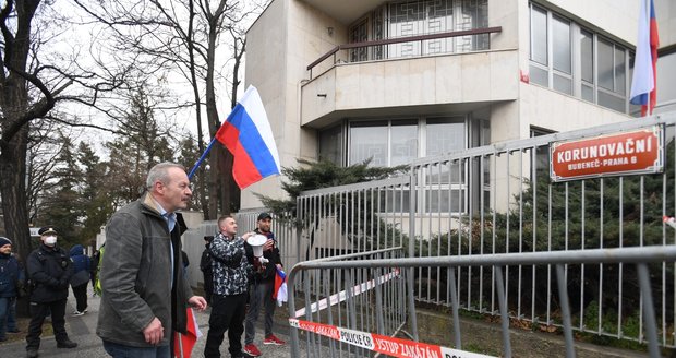 Příznivci Ruska před ruskou ambasádou,