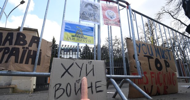 Na výročí zavraždění někdejšího vicepremiéra a disidenta Borise Němcova dnes u ruské ambasády v Praze protestovalo proti invazi na Ukrajinu na 300 lidí