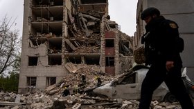 Odklízení škod po ruském útoku v Černihivu