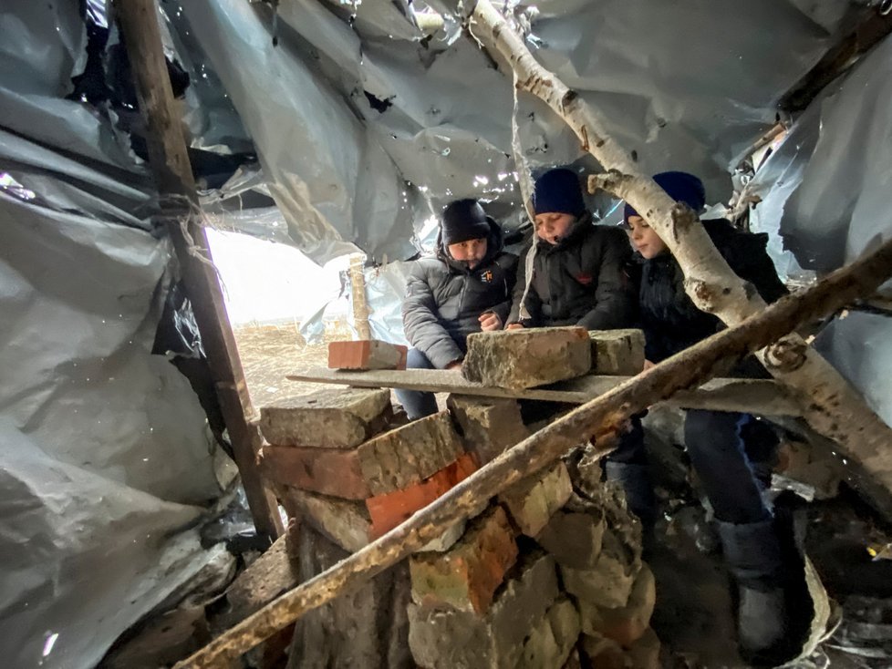 Výuka ve zničené škole v Charkovské oblasti (24.1.2022)