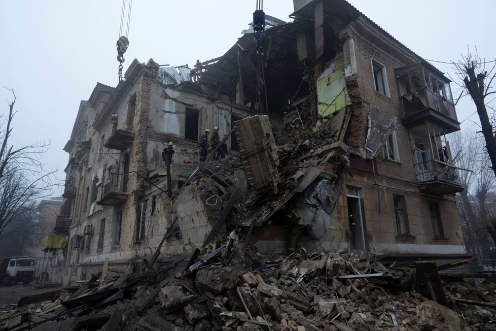 Ruská střela zasáhla obytný dům v Ruská střela zasáhla obytnou budovu v Kryvém Rihu (16. 12. 2022)