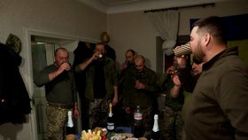 Takto slavili příchod nového roku ukrajinští vojáci v Doněcké oblasti (1. 1. 2023).