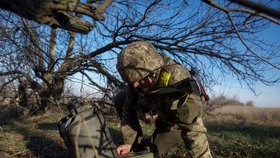 Ukrajinský voják nastavuje protitankovou řízenou střelu Stugna na frontové linii v Doněcké oblasti (4.1.2023).