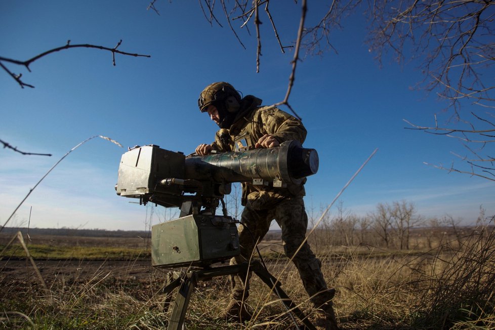 Ukrajinský voják nastavuje protitankovou řízenou střelu Stugna na frontové linii v Doněcké oblasti (4.1.2023)