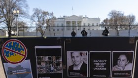 Zabitý novinář Brent Renaud a protest proti válce na Ukrajině ve Washingtonu