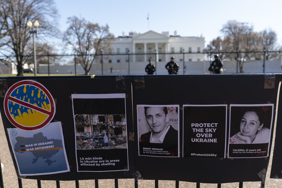 Zabitý novinář Brent Renaud a protest proti válce na Ukrajině ve Washingtonu