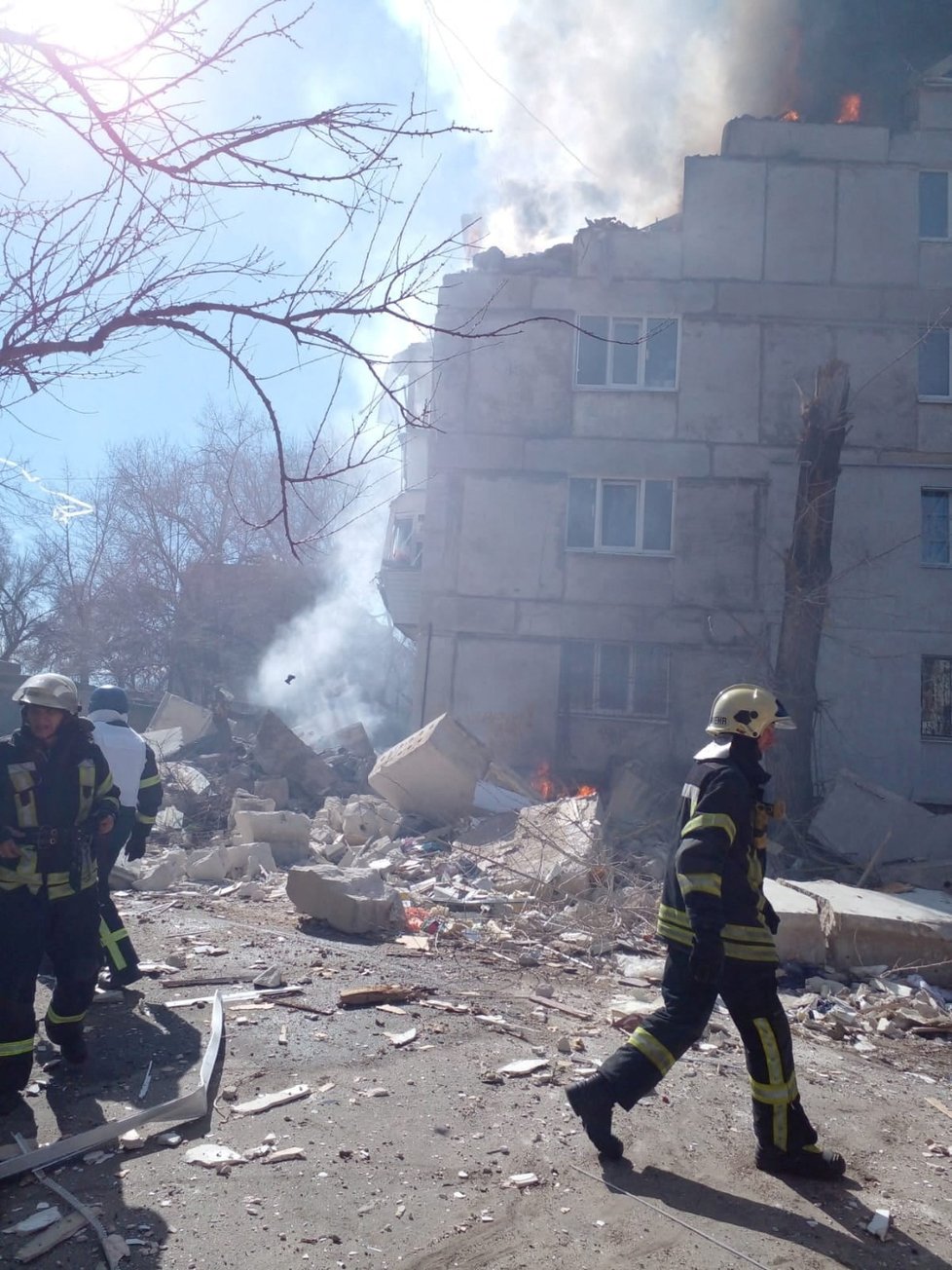 Válka na Ukrajině: Zásah hasičů po ostřelování Luhansku (28. 3. 2022)