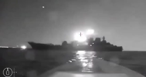 VIDEO: Rusové přišli o ropuchu. Ukrajinci přesným zásahem zničili výsadkovou loď