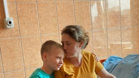 Matka s dcerou (11) přišly o nohy při útoku na nádraží v Kramatorsku. Teď je čeká cesta do USA pro speciální protézy.