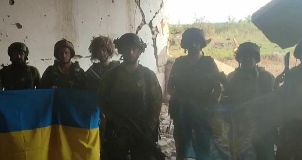 „Není se kam schovat“. Ukrajinci popsali strasti ofenzivy. V ruinách měst jsou Rusům na očích