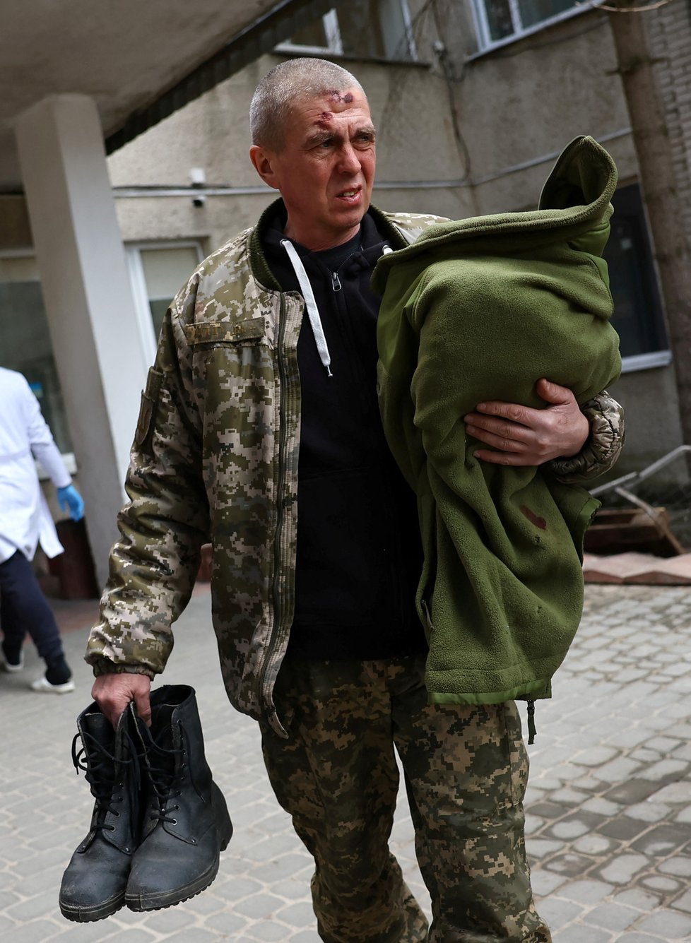 Přeživší popsal děsivý útok na ukrajinskou základnu.