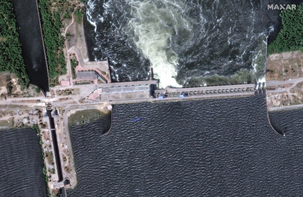Satelitní snímky zkázy v okolí přehrady Kachovka (7. 6. 2023)