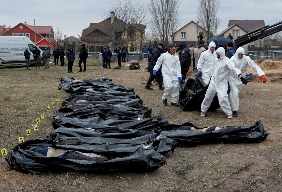 Válka na Ukrajině: Exhumace těl civilistů zabitých Rusy v Buči