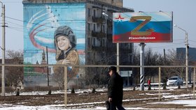 Válka na Ukrajině: Na Krymu najdeme ruskou propagandu. Heslo na billboardu zní „Neopouštíme naše lidi" (14.3.2023).