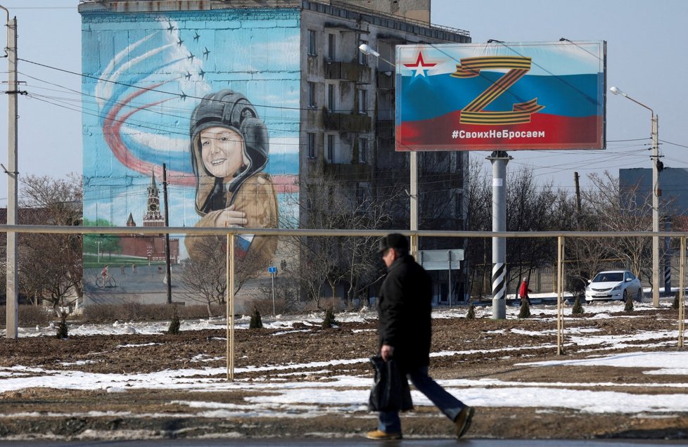 Válka na Ukrajině: Na Krymu najdeme ruskou propagandu. Heslo na billboardu zní „Neopouštíme naše lidi“.