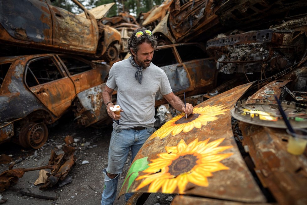 Válka na Ukrajině: Místní umělec maluje u předměstí Kyjeva na zničená auta květiny (12.8.2022)