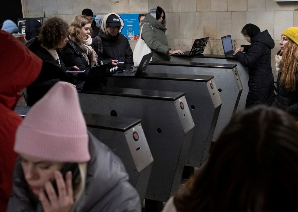 Lidé se ukrývají v kyjevském metru