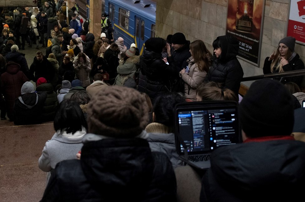 Lidé se ukrývají v kyjevském metru (5. 12. 2022)