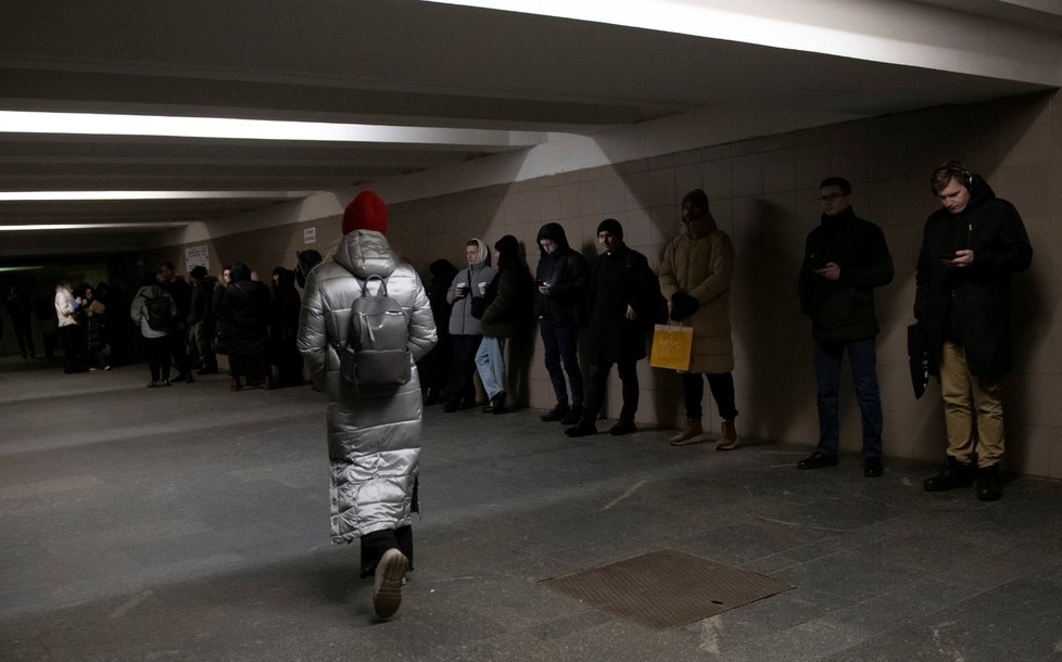 Lidé se ukrývají v kyjevském metru