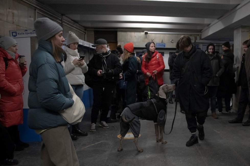 Lidé se ukrývají v kyjevském metru (5. 12. 2022)