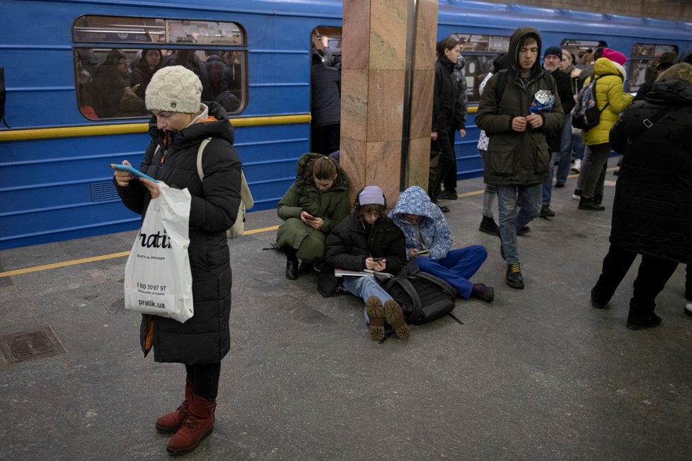 Lidé se ukrývají v kyjevském metru (5. 12. 2022)
