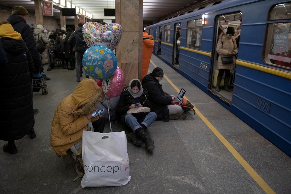 Lidé se ukrývají v kyjevském metru (5. 12. 2022).