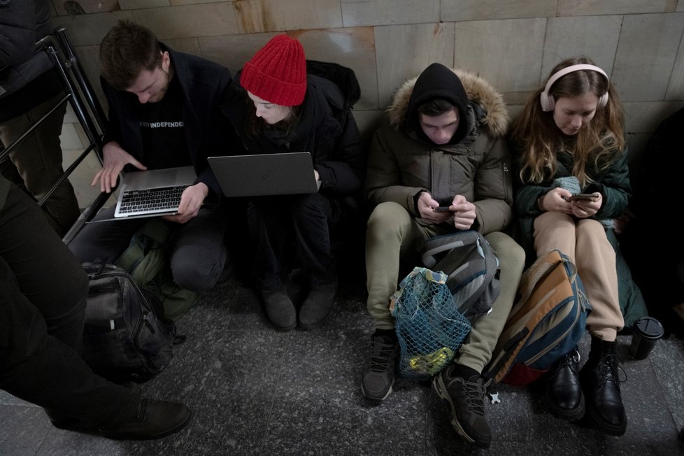 Lidé se ukrývají v kyjevském metru