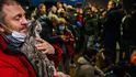 Ukrajinci se tísní v kyjevském metru, které slouží jako protiletcý kryt. (24.2. 2022)
