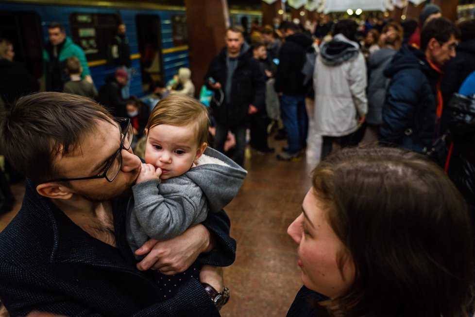 Ukrajinci se tísní v kyjevském metru, které slouží jako protiletecký kryt (24. 2. 2022).
