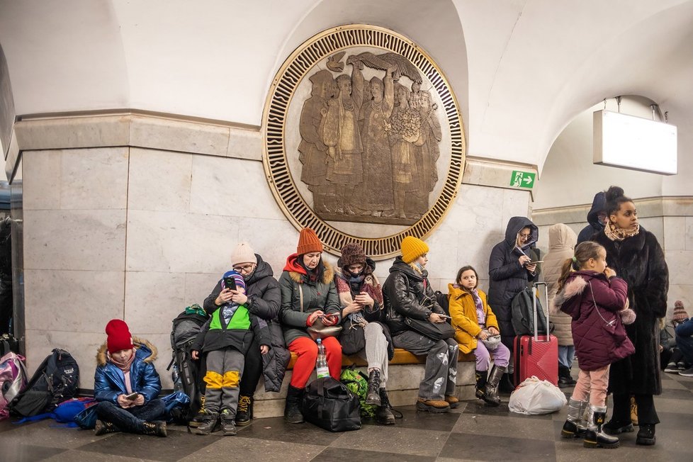 Ukrajinci se tísní v kyjevském metru, které slouží jako protiletecký kryt. (24.2. 2022)