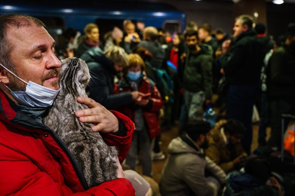 Ukrajinci se tísní v kyjevském metru, které slouží jako protiletcý kryt. (24.2. 2022)