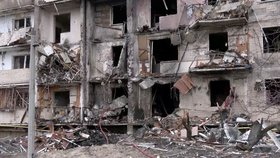 Následky nočního bombardování Kyjeva (25. 2. 2002)