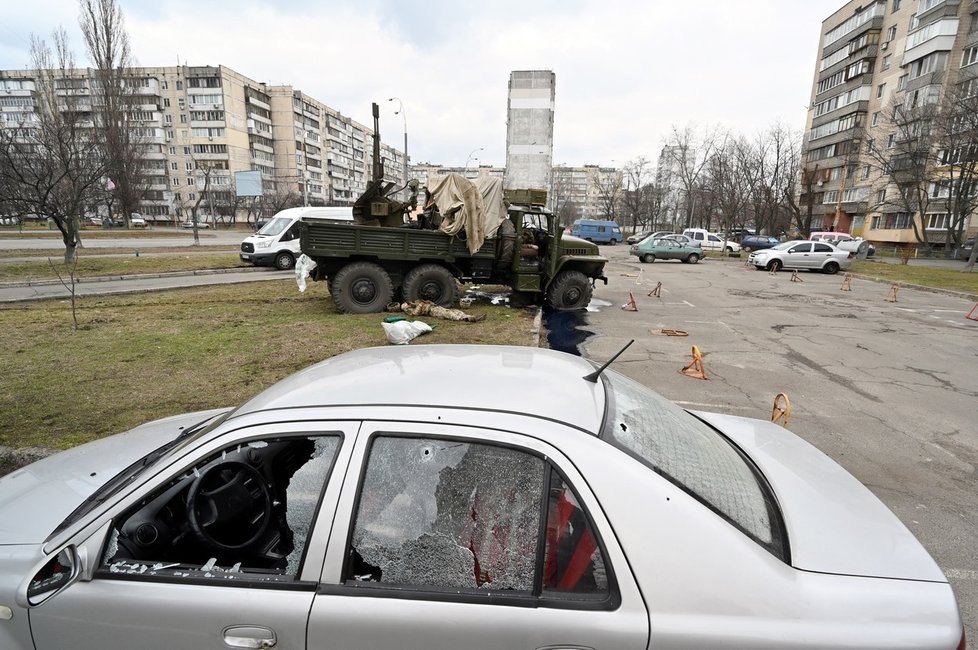 Na severním předměstí Kyjeva v Obolonu postříleli skupinu diverzantů v ukrajinských uniformách. Tito ruští vojáci se totiž zmocnili dvou automobilů ukrajinských sil, převlékli se do ukrajinských uniforem a odjeli do centra Kyjeva.