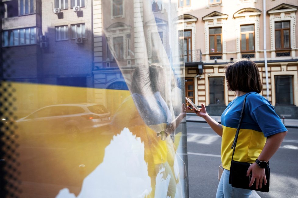 Válka na Ukrajině: Některé ulice Kyjeva vypadají válkou nedotčené (12.5.2022)