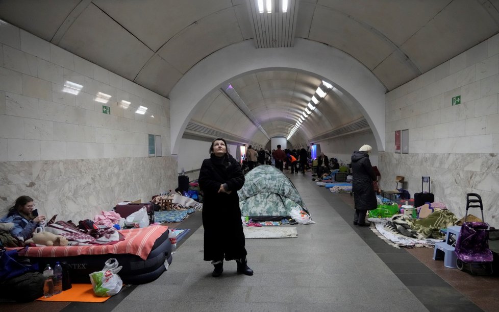 Válka na Ukrajině: Lidé ukrytí v metru v Kyjevě (2.3.2022)