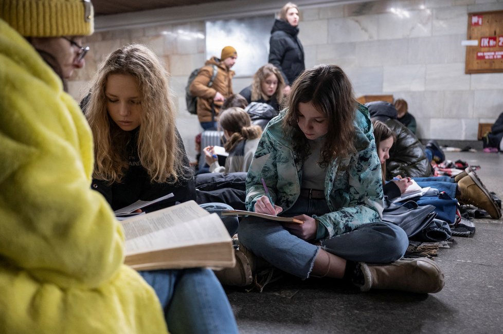 Kyjevané se opět musí schovávat v metru před ruskými údery