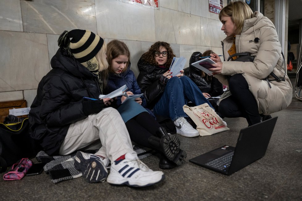 Kyjevané se opět musí schovávat v metru před ruskými údery